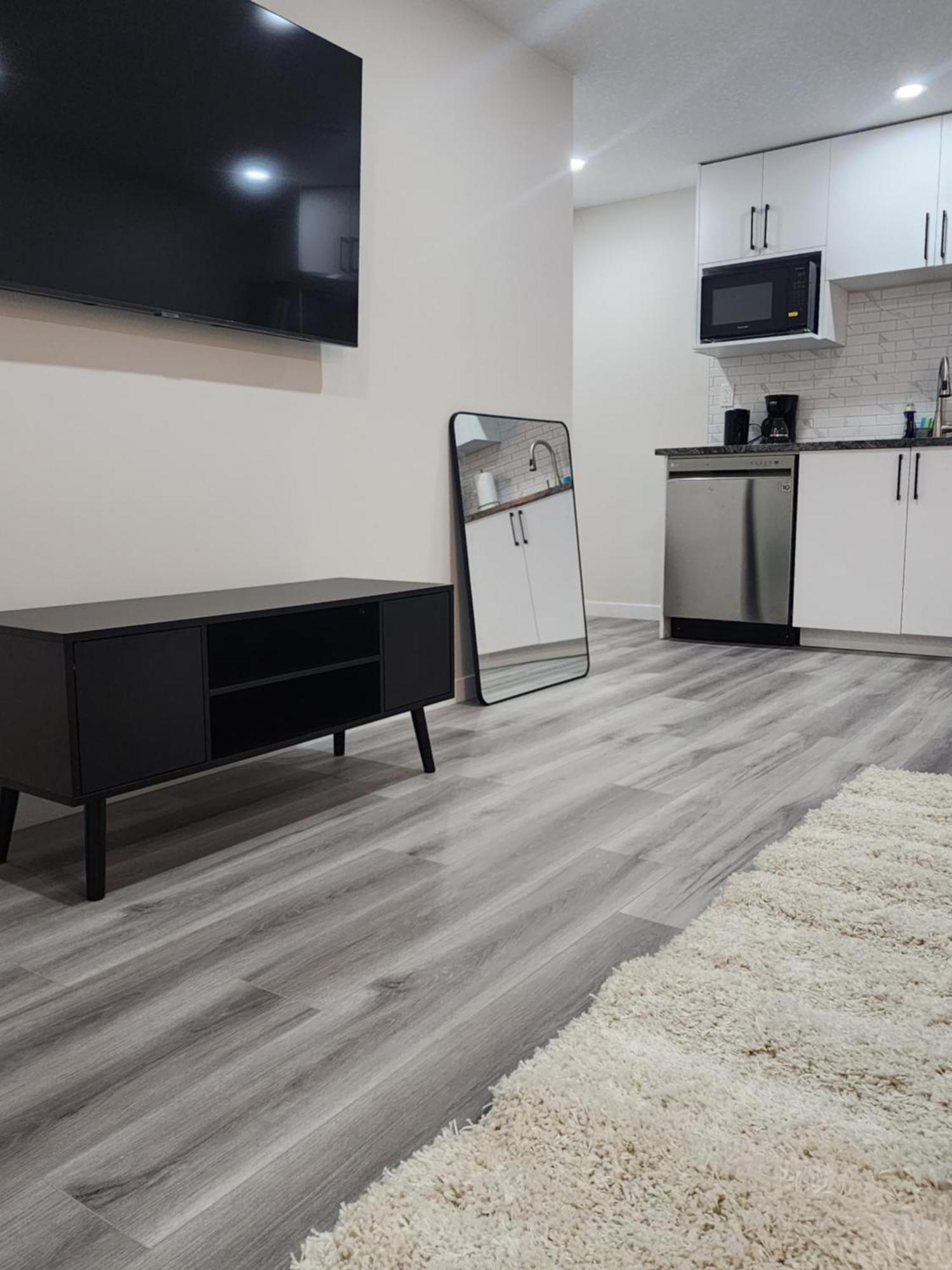 Trendy 2-Bed Oasis Awaits! Leilighet YYC Eksteriør bilde